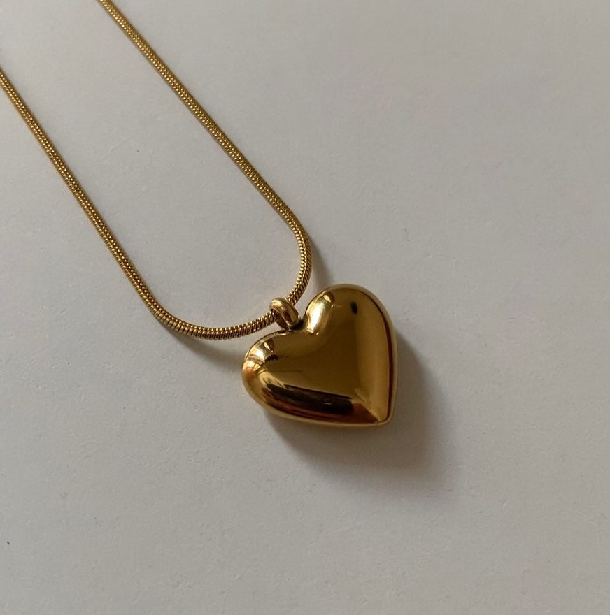CHUNKY HEART NECKLACE