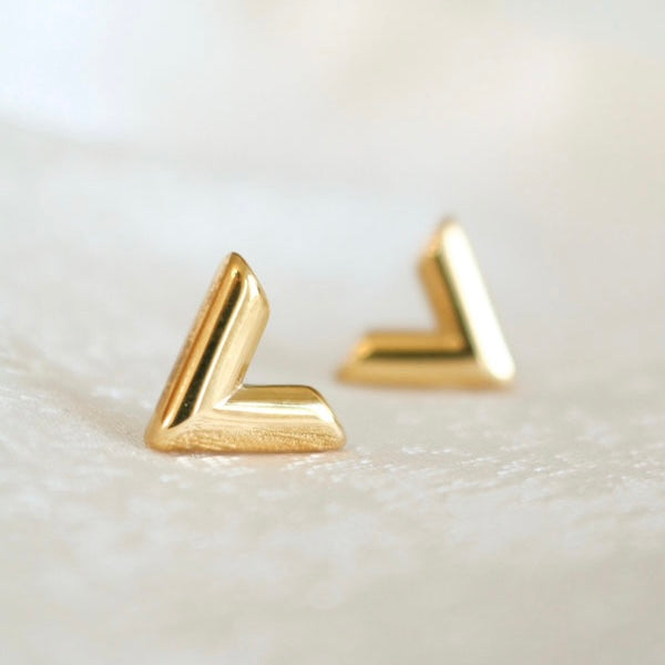 V-SHAPED STUD EARRINGS