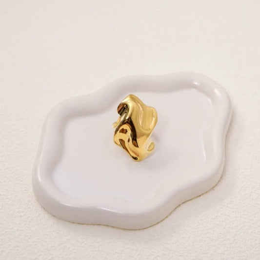 THE WAVE EN POINTE RING