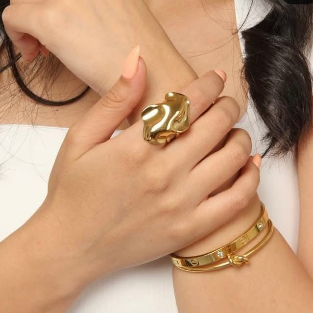 THE WAVE EN POINTE RING