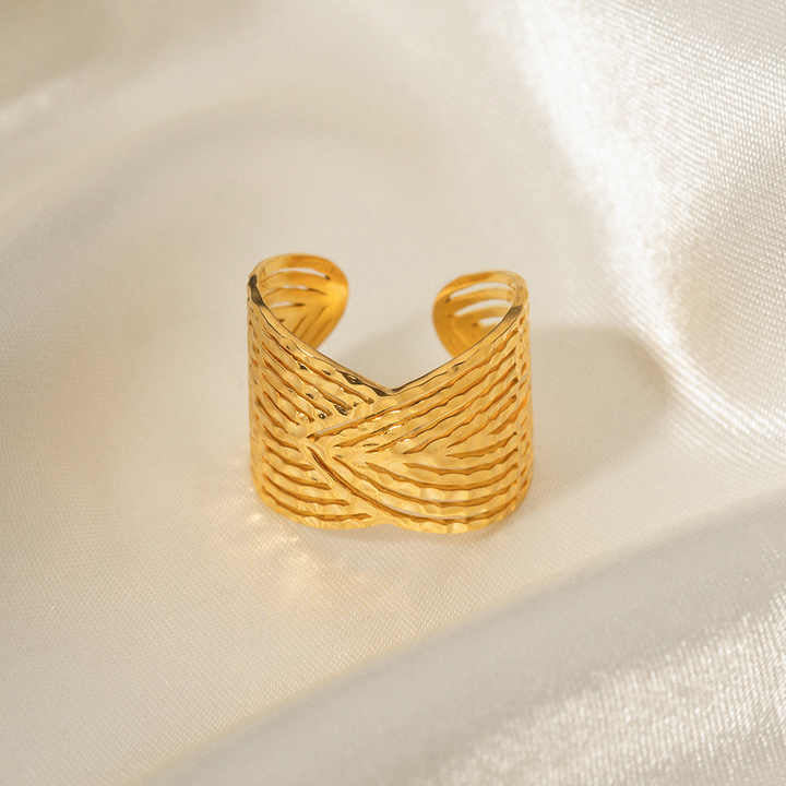 CROSS COURT PATTERN RING
