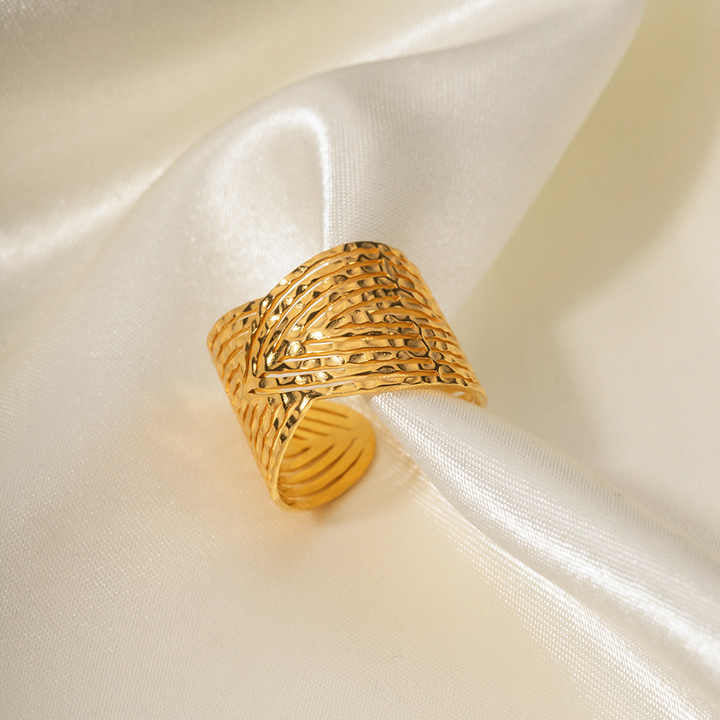 CROSS COURT PATTERN RING