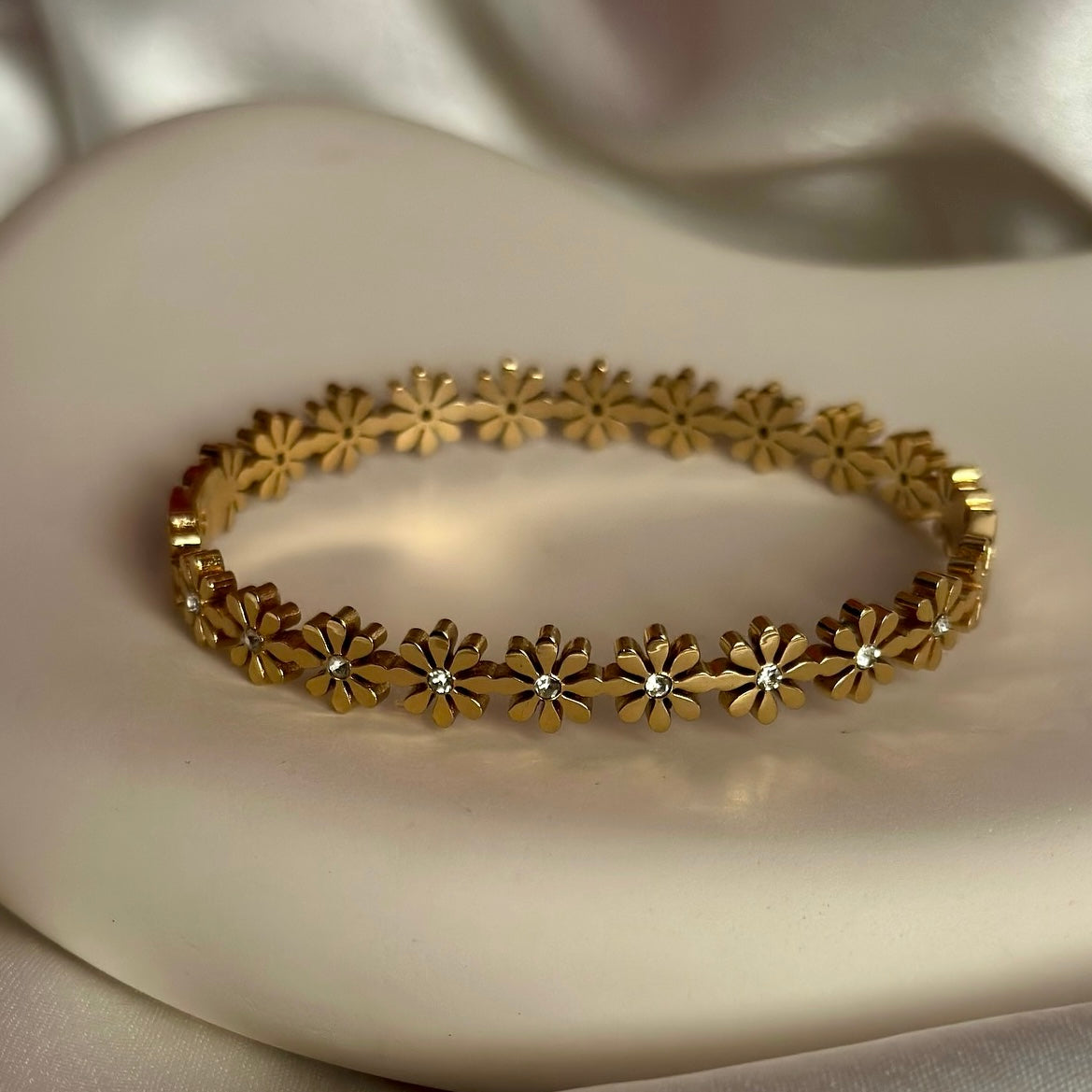 DAISY BLOSSOM BANGLE BRACELET