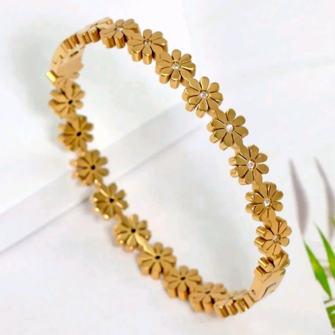 DAISY BLOSSOM BANGLE BRACELET