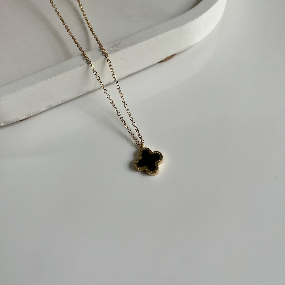 REVERSIBLE CLOVER NECKLACE