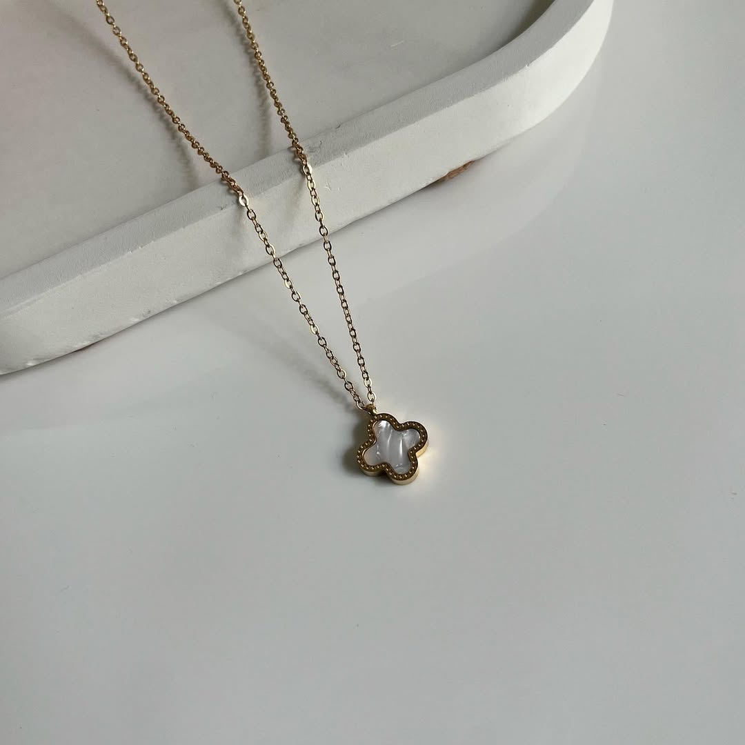 REVERSIBLE CLOVER NECKLACE