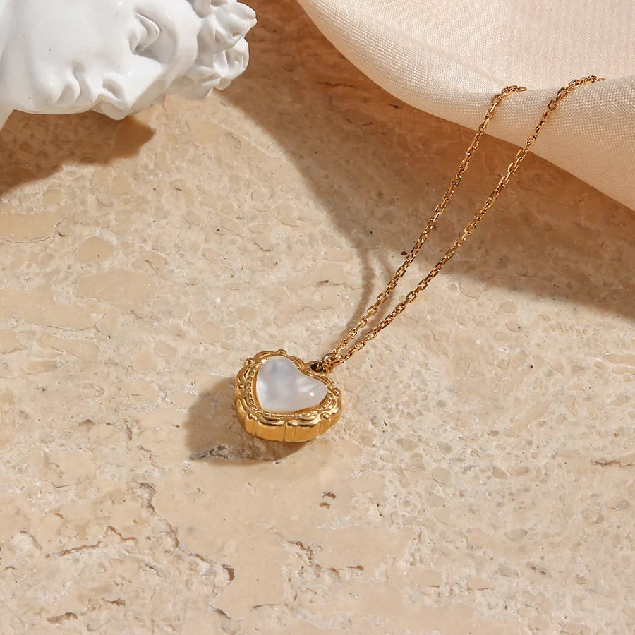 WHITE SHELL HEART NECKLACE
