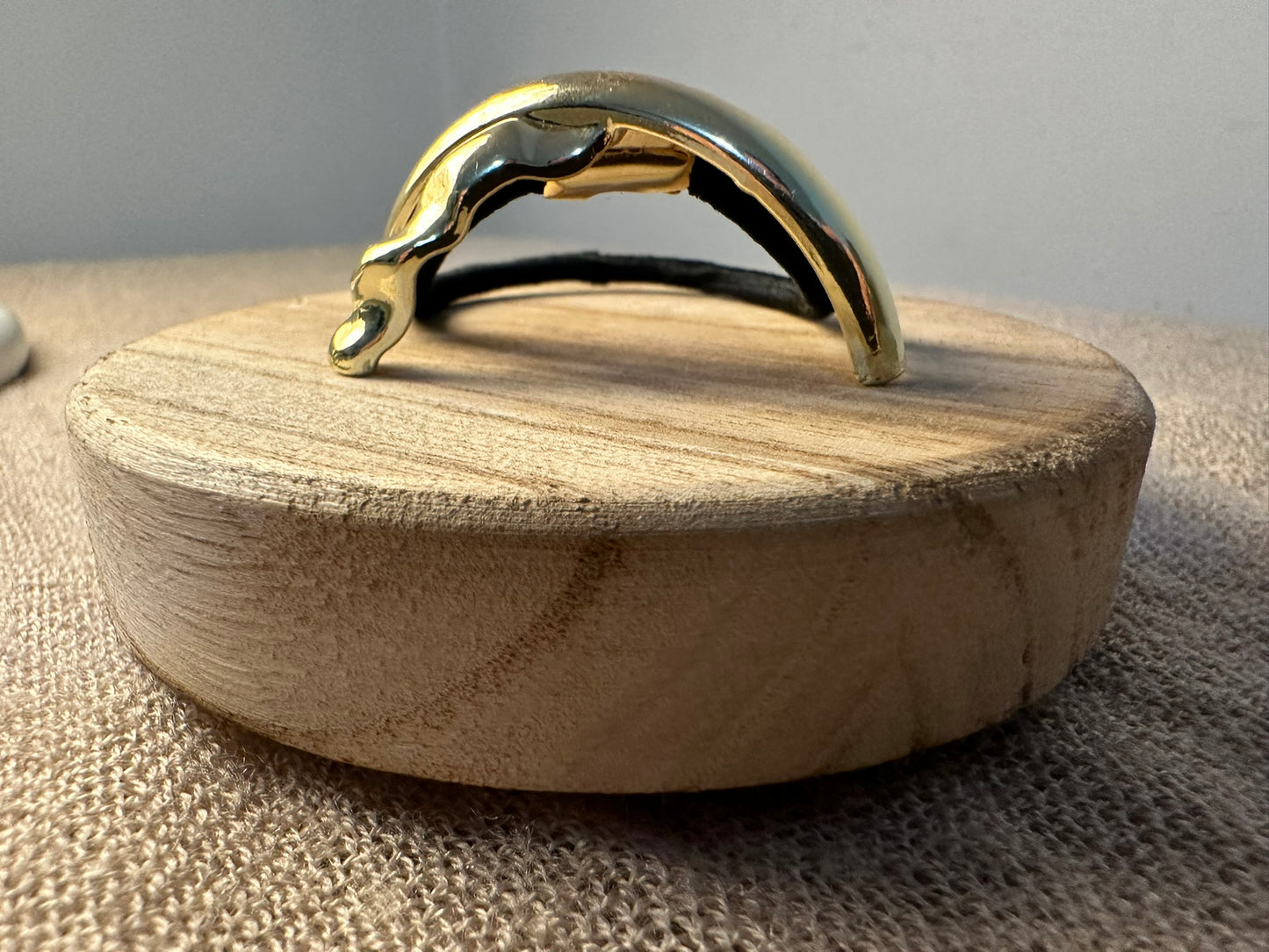 DETAILED CROSS HAIR TIE