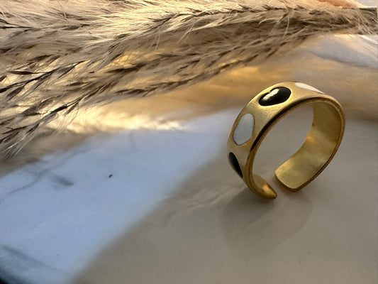 BLACK & WHITE HEART RING